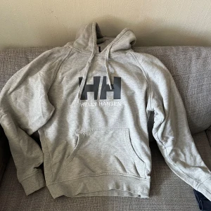 Helly Hansen hoodie - Helly Hansen hoodie i storlek S, finns nån liten fläck på den