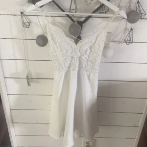 Vit klänning  🦢 - Vit klänning med öppen rygg och snörning bak, Stl Xs, endast testad några gånger. Från shein. Medel längd typ. 