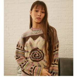 Urban Outfitters stickad tröja  - Super cool och unik Urban Outfitter tröja! Så mysig och så varm! Använt extremt fåtal gånger så den är i nyskick. Skulle säga att den är lite mer oversized relaxed stil. 