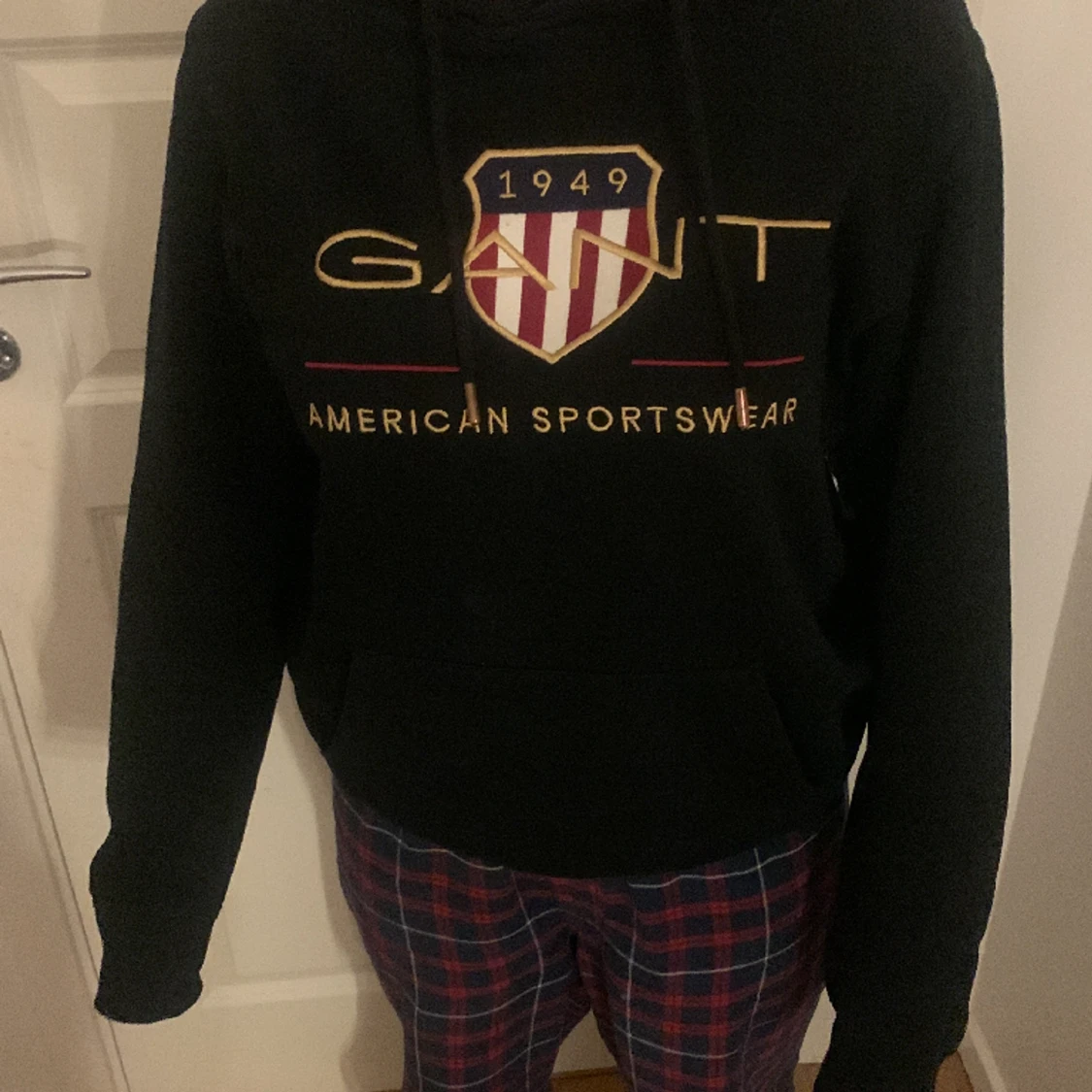 Hej säljer en gant hoodie eftersom den ligger bara i garderoben utan att nån använder den  köpte den på en resa för några månader sen och den har blivit liten på mig den är äkta och kan sänka priset vid snabb affär❤️