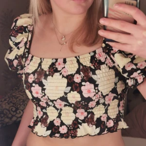 Fin topp från bik bok 😍 - Fin blommig topp fårn bikbok 🙌🏼 Den är i storlek xs 🤩