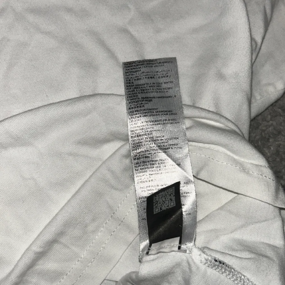 Philipp Plein t-shirt med QR kod, har haft den i garderoben länge. Den har små små hål nära badgen. Därför har jag lagt den på 200 kr ( har alltså sänkt när priset jätte mycket eftersom hålen).. T-shirts.
