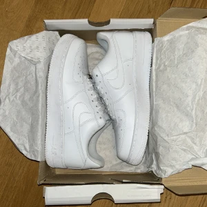 Airforce 1 - Säljer mina Airforce 1 som jag inte använder. De är använda två gånger och skicket på dem är 9/10. Box tillkommer.