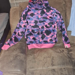 Säljer en babe tröja - Liten i storlek pris kan diskuteras 