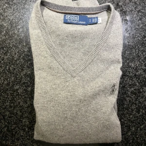 Ralph Lauren Wool V-Neck Jumper - Jag har endast använt tröjan en gång på grund av att den tyvärr inte passar mig, men annars är den i perfekt skick utan några nackdelar eller skador. Tröjan, som ursprungligen kostade 2 395 kr, erbjuds nu till ett pris på 599kr, 100% Ull, 