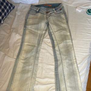 Lågmidjade vintage  jeans. Uppsprättade där nere men super snygga! Storlek 34🩵