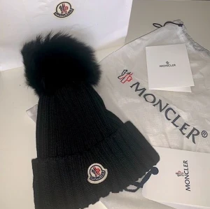 Monclear mössa  - En ny monclear mössa med hela paketet