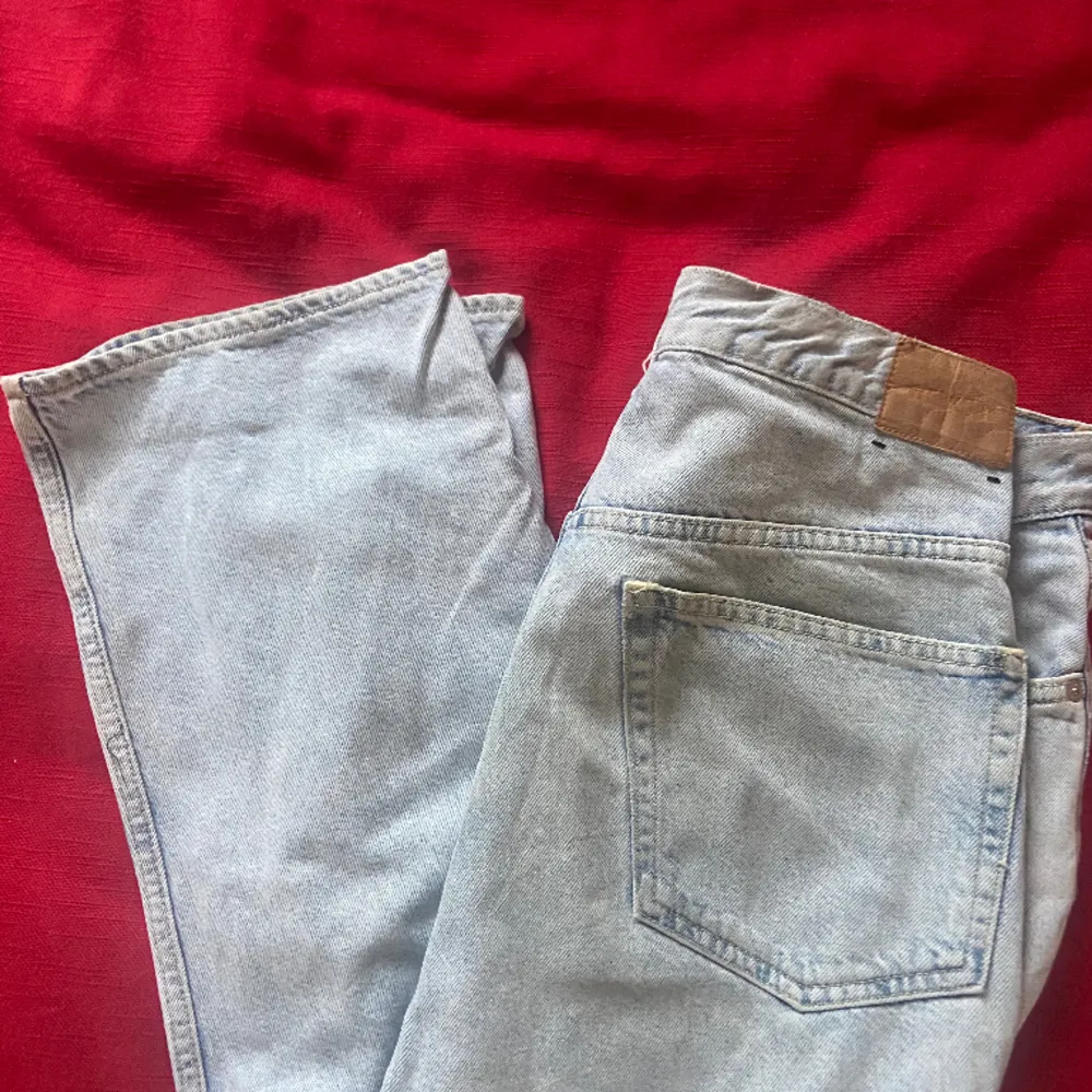 Ljusblåa weekday jeans som är i 9/10 skick Modell Space W32 L34 Köpta för 600kr. Jeans & Byxor.