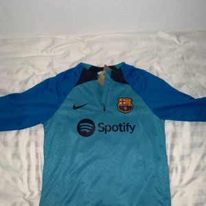 Helt ny Barca tracksuit  - Helt nytt  säljer den eftersom den är för stor 