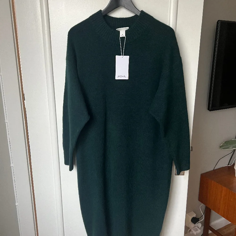 Säljer en helt ny fin stickad grön klänning från Monki, fortfarande prislapp kvar! Vadlång. . Klänningar.