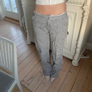 byxor  - vit/blå randiga byxor med detaljer, i nyskick!! 