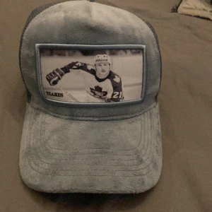 Velvet keps - Velvet keps från Brand of Tiaris, skick 9/10 knappt använd.