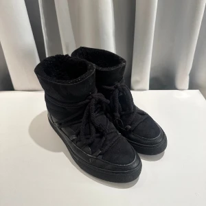 INUIKKI - Classic Sneaker Black - Fina och populära vinter skor från INUIKKI i färgen svart. Storlek 41 dam. Nypris 3000kr säljer för 1250kr.  Meddela mig vid intresse!💞