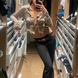 Leopard topp - Design på toppen liknar Rat & Boa. Toppen ger 90’s vibe, passar både till vardags med ett linne under eller till fest/middag. 