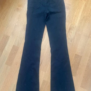 Svarta jeans  - Använda typ 2 gånger. Söker för att de inte passar. Pris kan diskuteras 