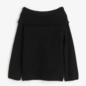 Stickad Off-shoulder tröja - Nypris 299kr säljer för 170kr. Storlek xs. Använd endast ca 5 gånger