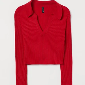 Ribbstickad tröja med krage❤️ - Ribbstickad magtröja med krage från H&M, dem är slutsålda. Nyskick, har används 2-3 gånger, inga defekter förekommer.  Köpt för 149kr  Säljer för 89kr Priset kan diskuteras👍🏼