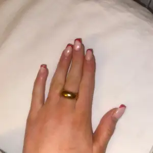 Jag säljer den här ringen från Edblad som är i guld och storlek 17,5🫶🏼jag säker pga att jag inte använder den så mycket längre. Den är använd kanske 5 gånger och nypris är 400 kr💕