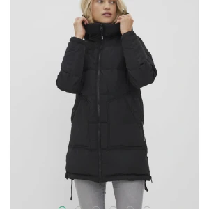 Vinterjacka - i stl L men lite liten i stl, i nyskick💕 Nypris är 1299kr, skriv gärna innan du trycker på köp direkt💗