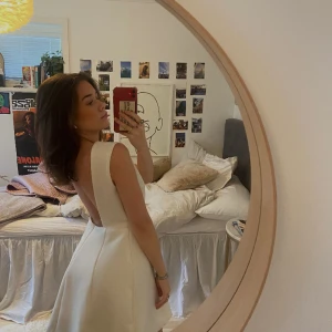 Studentklänning - Nu var det tyvärr dags att sälja min knappt använda vackra klänning. Den har inga defekter, är öppen i ryggen och perfekt till studenten! 🧸💕 Från NLY och Storlek S, men passar lika bra på någon som brukar använda XS (OBS, jag är vanligtvis en XS).