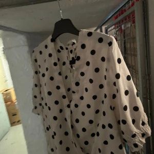 Top från hm  - En svart prick top från hm sitter jätte fint på men svårt att visa på bild , ganska liten i storlek 