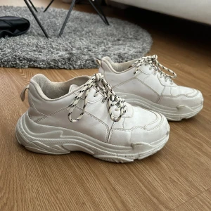 Sneakers  - Vita sneakers i använt men fint skick 