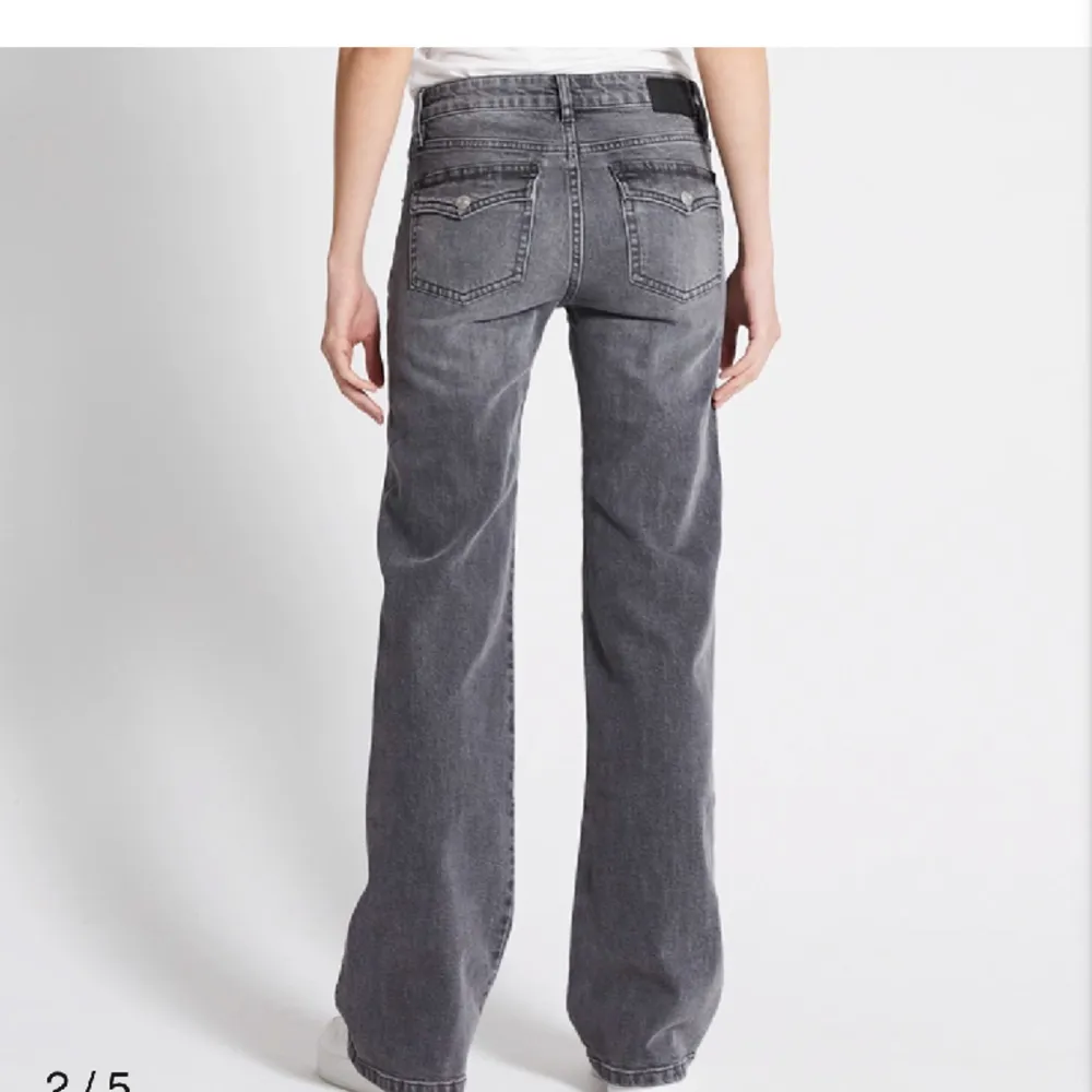 Skitsnygga 90s boot jeans från lager 157 med detaljer på fickorna! Använda endast en gång därav pris då dem är i nyskick🤗strl s full length. Jeans & Byxor.