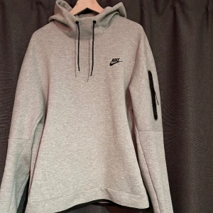 Nike tech fleece hoodie - Grå Nike trch fleece hoodie, strl L. skick 9/10. Hör av er vid frågor.