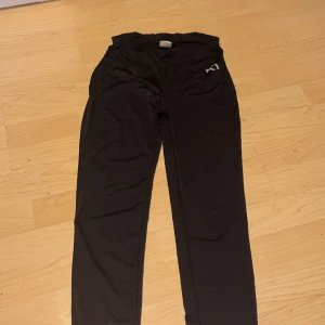 Tränings tights  - Mycket bra skick knappt använd, vet ej storlek men de är små