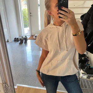 Kortärmad hoodie  - Kortärmad hoodie, så unik och jätte snygg! Passar xs-m❣️oanvänd 