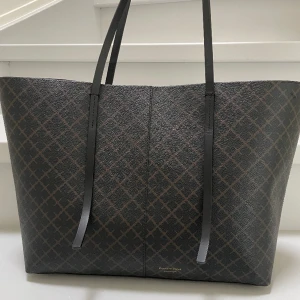 By Malene Birger väska - Så fin väska med bra innerfack och perfekt storlek❣️💕 kom med bud! 