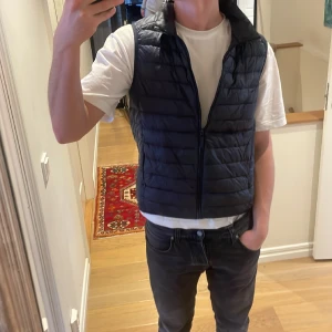 Uniqlo väst - Trendig o snygg väst från uniqlo. Sitter jättebra under overshirt, eller över skjorta/T-shirt. Storlek M, personen på bilden är 188 cm.   Vid intresse eller frågor, hör av er!