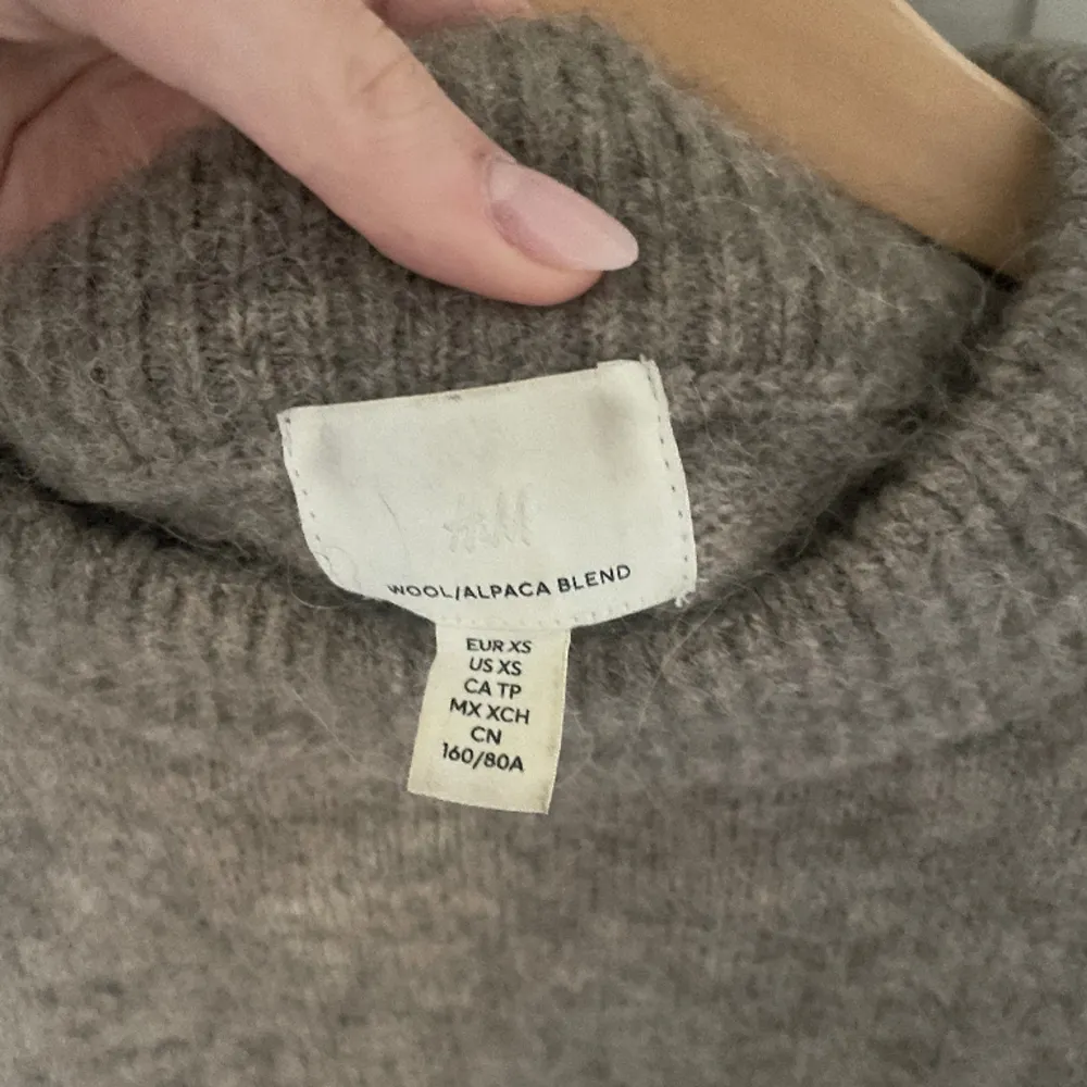 Oanvänd tröja från H&M den är i jätte bra skick och prefekt nu till våren💗🎀. Stickat.