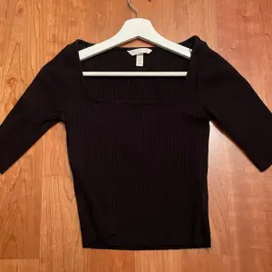 Säljer denna fina svarta ribbade tröjan från HM. Den är tre kvarts ärmad. Tröjan är även använd ett få gånger. Säljer för 80 kr + 69 kr (frakt)💕