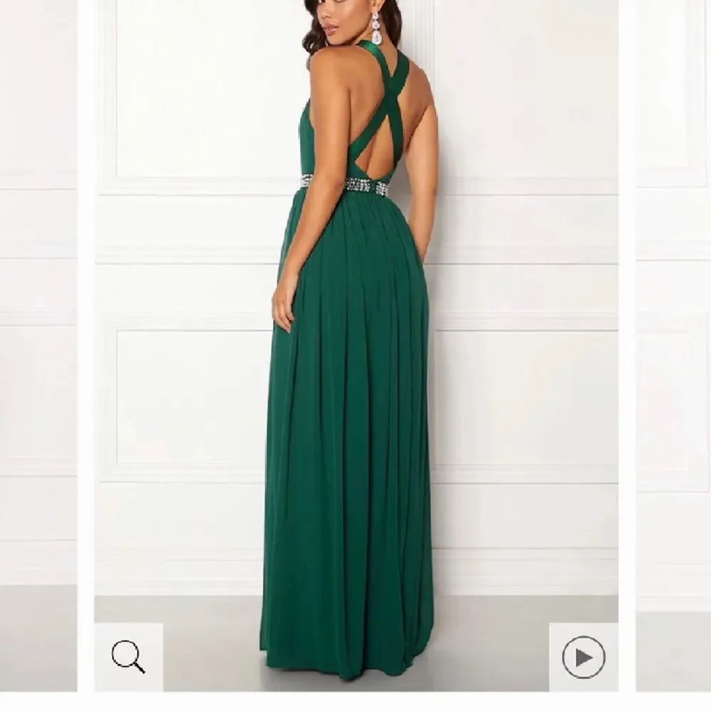 Fin grön balklänning som endast är använd en gång. . Klänningar.