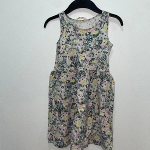 Cirka 8-10 år - Blommor,klänning,sommar