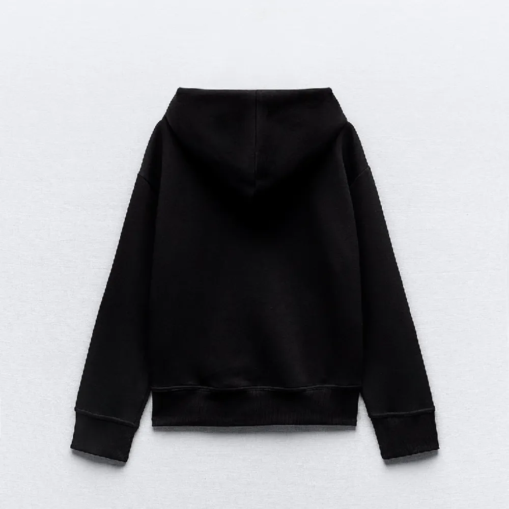 Säljer nu min knappt använda zara hoodie i svart då jag tycker den är lite för liten för mig 💕 kom privat för egna bilder ! Passa på nu med gratis frakt under 7 dagar (29 jan - 4 feb) !!. Hoodies.