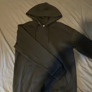 Hej, säljer denna svarta Pier one hoodie då den var för liten. Den är bara testad, inte använd (10/10 skick). Hör av er vid funderingar! 😊