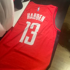 James Harden rockets Jersey  - Säljer den för att den är för stor. Det är James Harden Jersey rocket/ i Hardens Prime
