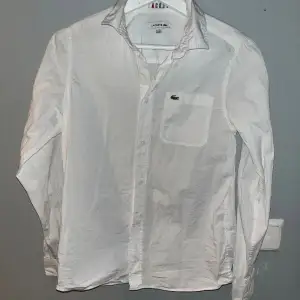 Lacoste skjorta storlek (164cm) Bra skick inte mycket använd