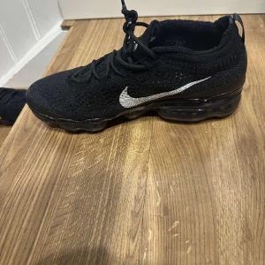 vapormax   - Skorna är i topp skick. Nya vapormax Endast använda 2 gånger. Dem är för små och säljer därför dem åt en vän. Digitalt kvitto finns.  Dm för fler bilder eller frågor😁storlek 42