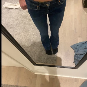Low bootcut jeans  - Jättefina, det ända är att dom är uppsydda men det är inget som syns på. Passar perfekt i längden på mig som är 160cm. Hör av er vid frågor! 