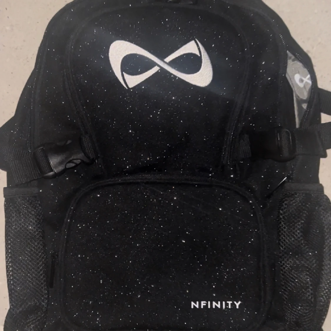 Svart NFINITY VÄSKA med vit logga🙌🏻