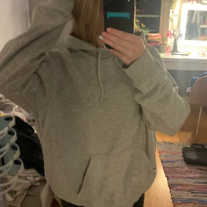 Grå hoodie - Grå hoodie från h&m🤍 