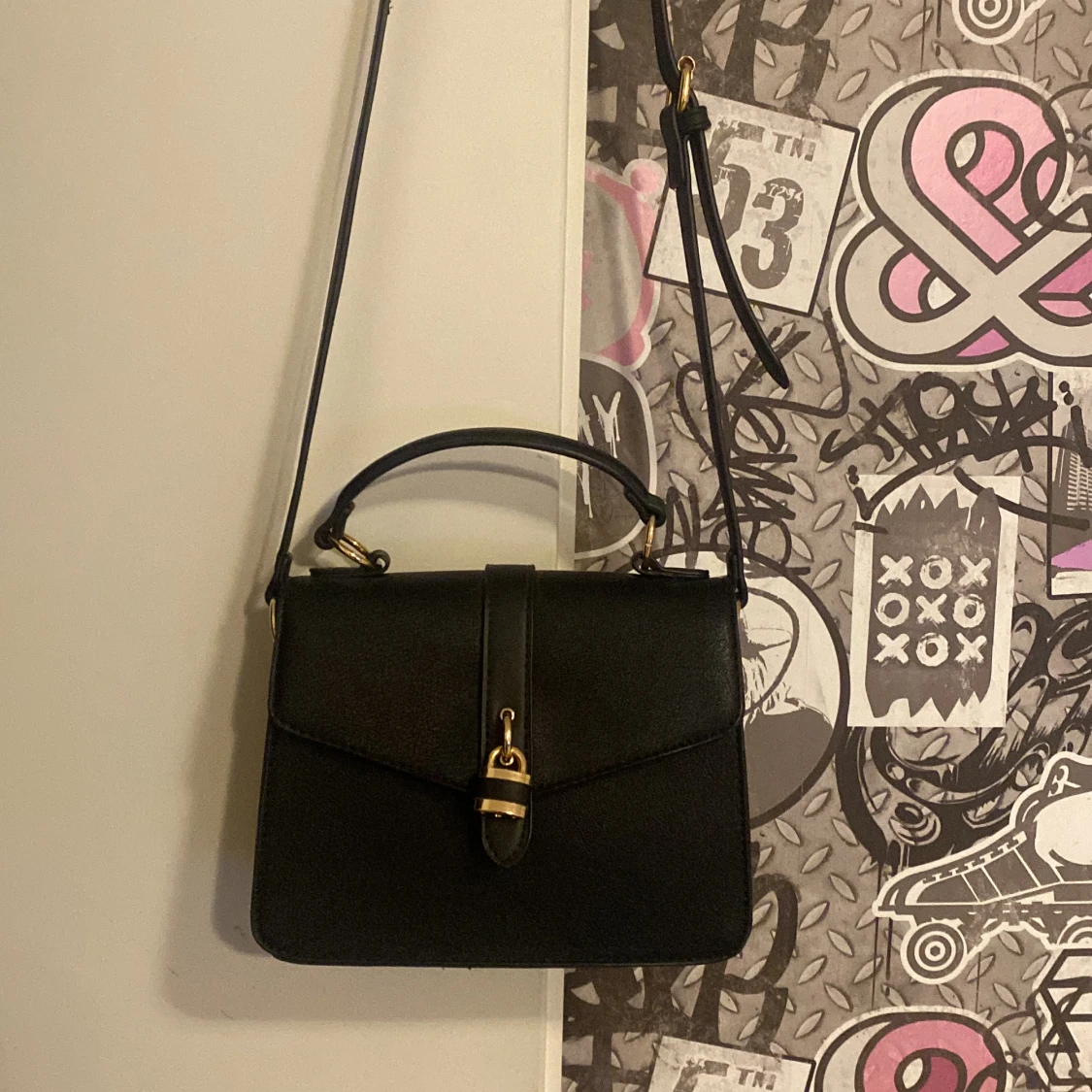 Svart axelremshandväska