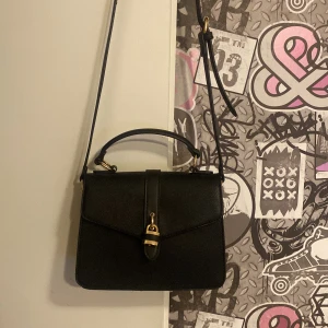 Svart axelremshandväska - En svart hanväska med både långt och kort band!💕Samt med gulddetaljer🩷 Inga defekter.