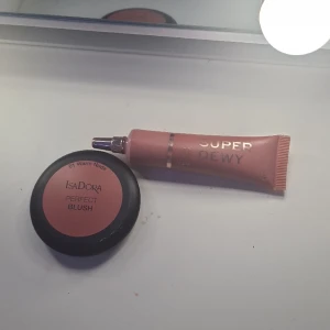 Isa Dora & Revolution - IsaDora Perfect blush 01 warm nude, använd ett par gånger, säljs pga fel färg, väldigt bra skick, 50 kr.  Revolution liquid blush super dewy, säljs pga ingen användning, använd några gånger, halvfull ungefär, 20 kr