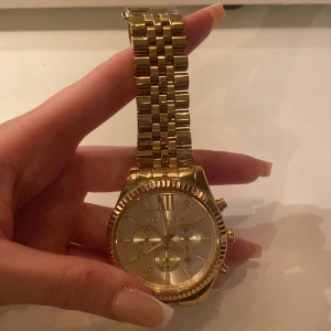 Michael kors klocka  - Nypris 2500kr jätte fint skick! Aldrig använt utan har legat bland mina smycken sen köp 