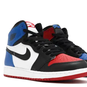 Air Jordans 1 retro high. Säljer eller byter. Byter gärna mot ett på dunk low, svart vita eller vit gröna, möjligtvis någon annan färg bara att visa vad du har att erbjuda! Säljer runt 550-400kr då dom är lite slitna! Pris kan diskuteras! 