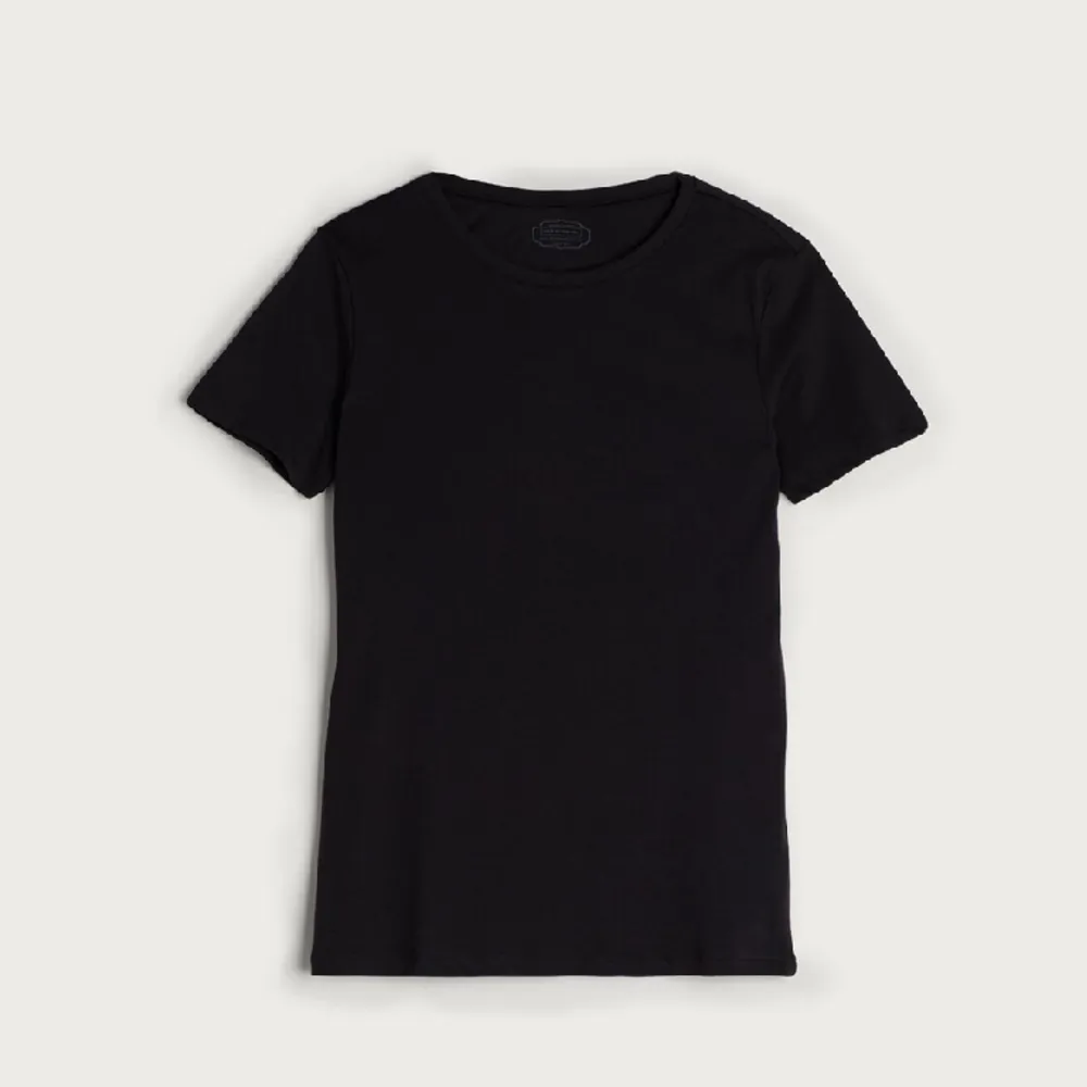 En jättefin svart intimissimitshirt som tyvär inte passar mig i storleken! 100kr + frakt, använd en gång och nypris ligger på 199kr❣️🥰. T-shirts.